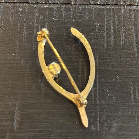 Elegant Gold Wishbone Brooch with Green Gemstone Luck - Picture 3 of 4